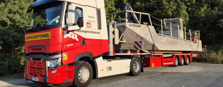 Transport de bateau à fond plat : un défi logistique de taille